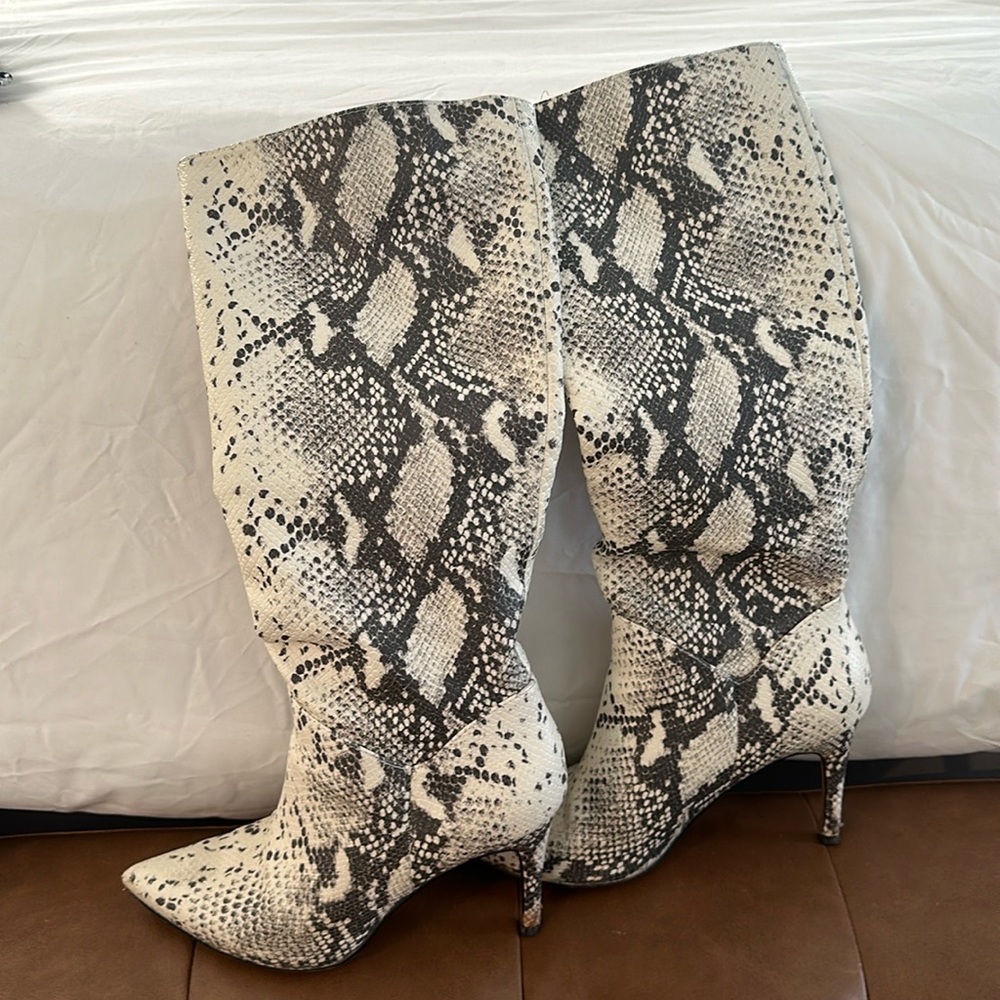 SALE ✨Snake Print Heeled Boots